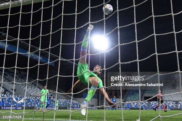 Marco Parolo of SS Lazio cleares the ball off of the line during the Serie A match between US Sassuolo and SS Lazio at Mapei Stadium - Citta' del...