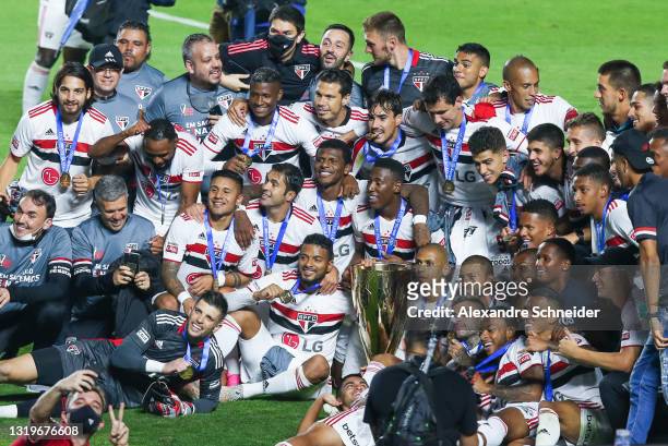 Players of Sao Paulo celebrate after winning the second leg final match between Sao Paulo and Palmeiras as part of Campeonato Paulista 2021 at...