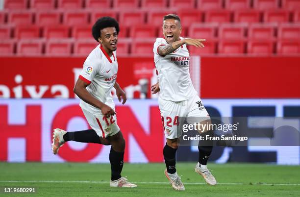 Alejandro Papu Gomez of Sevilla FC celebrates scoring a goal during the La Liga Santander match between Sevilla FC and Deportivo Alavés at Estadio...