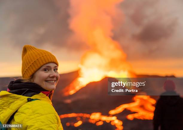 escursione all'eruzione vulcanica in islanda - paesaggio spettacolare foto e immagini stock