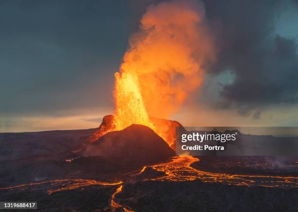 volcanic eruption in iceland - vulcão imagens e fotografias de stock