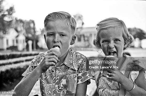 summer ice cream - archives photos et images de collection