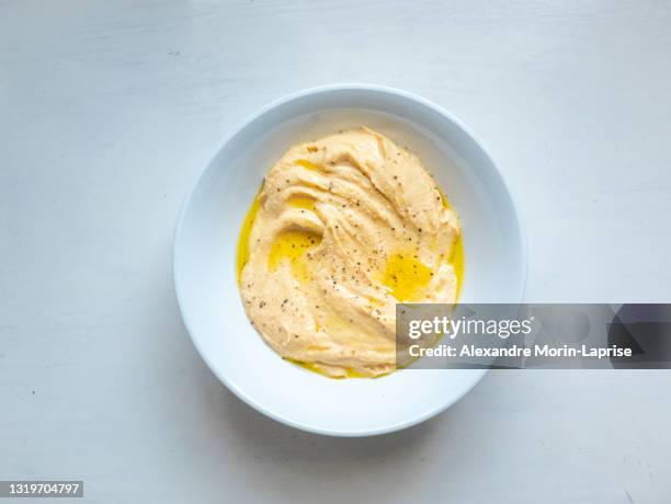 delicious hummus prepared with chickpeas, garlic, tahini, lemon juice, salt, olive oil and spices - hummus - fotografias e filmes do acervo