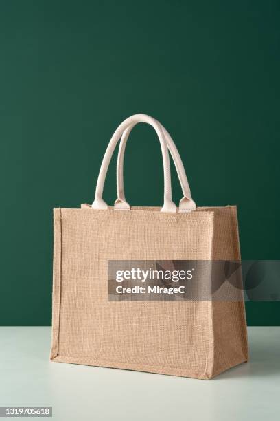eco-friendly reusable jute shopping bag - bolso tote fotografías e imágenes de stock