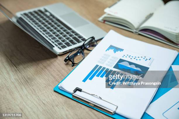 magnifying glass and documents - business plan photos et images de collection