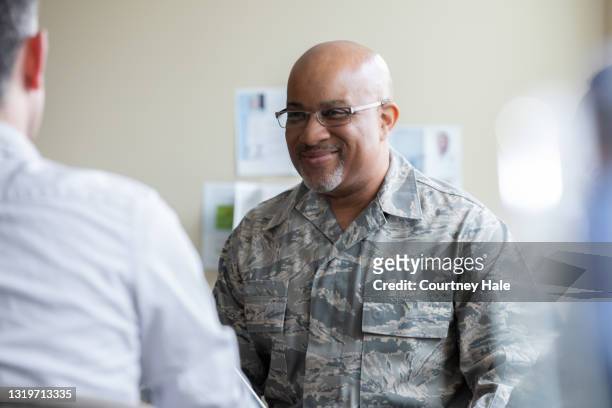 militar sênior sorrindo durante discussão de terapia de grupo - uniforme militar - fotografias e filmes do acervo