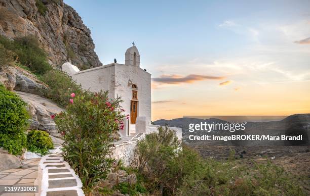 greek orthodox chapel at sunset, ano syros, syros, cyclades, greece - siros fotografías e imágenes de stock