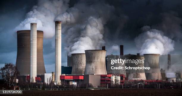 air pollution by coal fired power station - fumo imagens e fotografias de stock