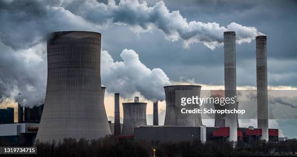 帶煙囪和冷卻塔的發電廠 - coal fired power station 個照片及圖片檔