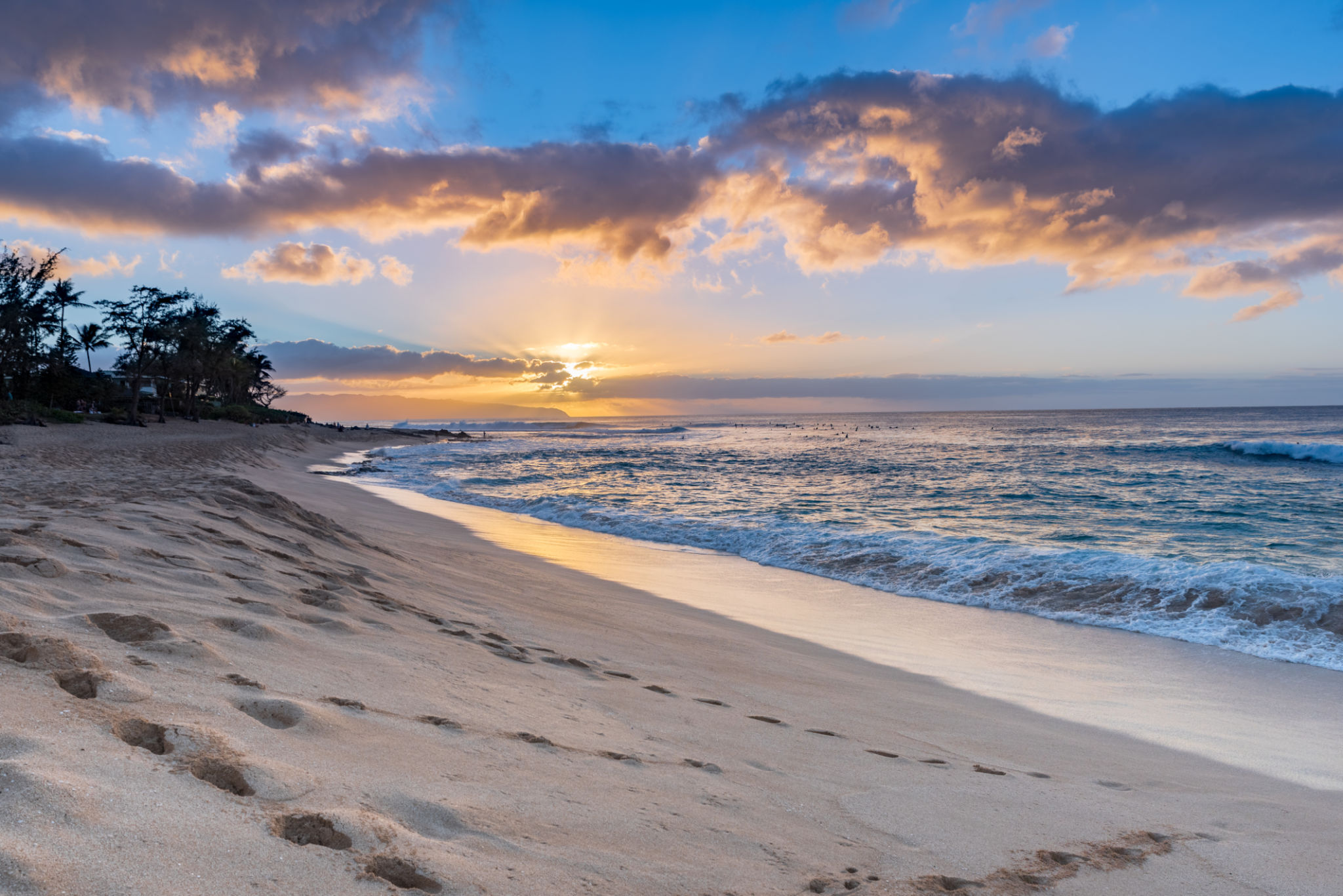Sun setting over Sunset Beach, Hawaii Sun setting over Sunset Beach, Hawaii