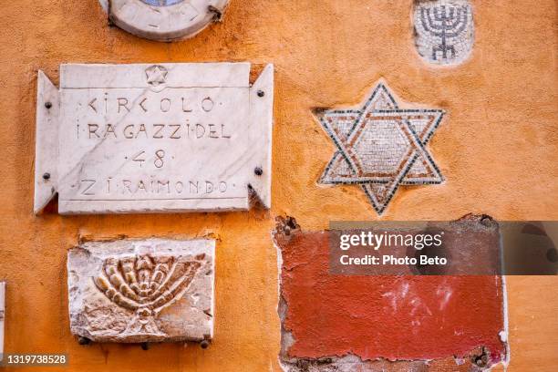 archaeological remains and ancient plaques along an alley in the heart of the jewish ghetto in rome - ancient roman flag stock pictures, royalty-free photos & images