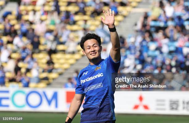Kenki Fukuoka of the Panasonic Wild Knights applauds fans after the Top League Playoff & Japan Rugby Championship Final between Suntory Sungoliath...