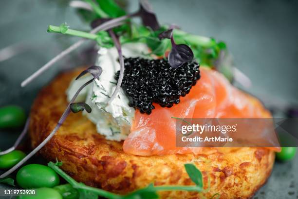 kartoffelpfannkuchen mit leichtem käse und lachs - kaviar stock-fotos und bilder
