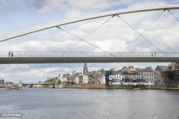 hoge brug bridge across the meuse river - meuse river 個照片及圖片檔