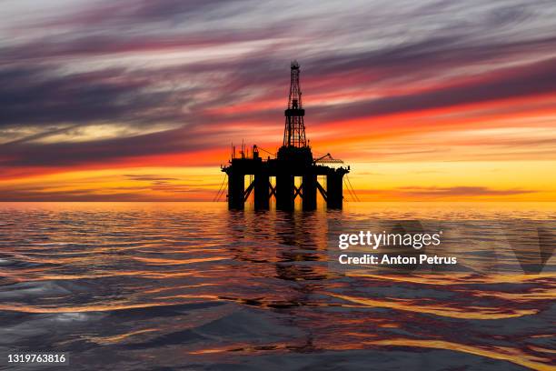 oil platform at sea at sunset. world oil industry - óleo-de-motor imagens e fotografias de stock