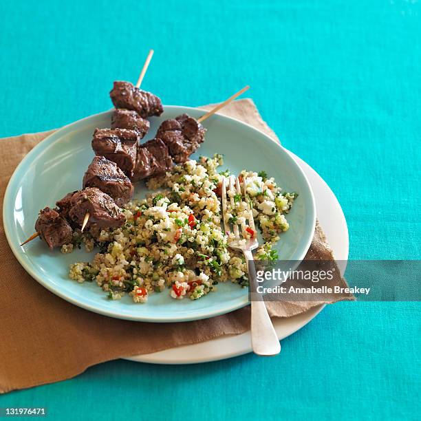 meat kebabs with quinoa tabbouleh on plate - tabulé fotografías e imágenes de stock