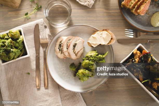 top-down weergave van het diner - dining overlooking water stockfoto's en -beelden