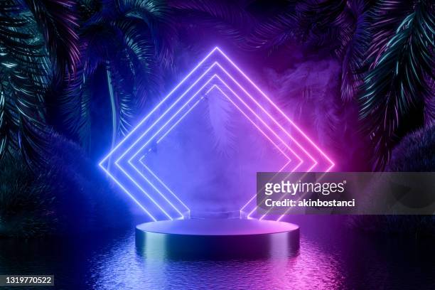 stand prodotto vuoto, podio, piedistallo, mostra con palme e luci al neon su sfondo scuro - viola colore foto e immagini stock