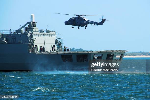 super lynx mk.95 helikopter (westland) die op fregat f330, nrp vasco da gama, setubal, portugal landt - marine engineering stockfoto's en -beelden