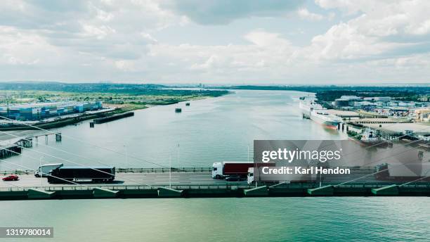 a daytime view of the dartford crossing on a sunny day - stock photo - estuario fotografías e imágenes de stock