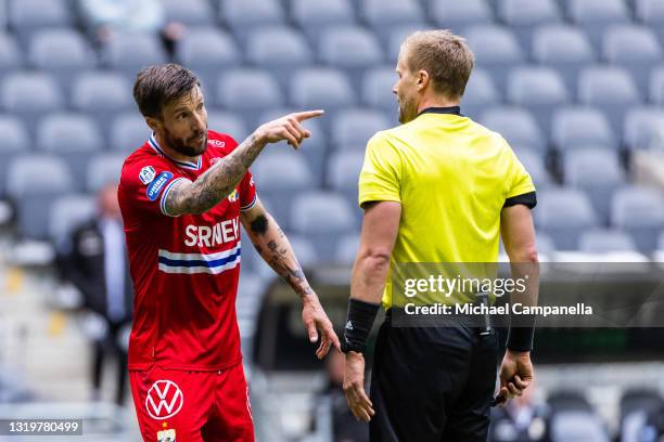 Mattias Bjarsmyr of IFK Goteborg complains to referee Glenn Nyberg during the Allsvenskan match between Djurgardens IF and IFK Goteborg at Tele2...