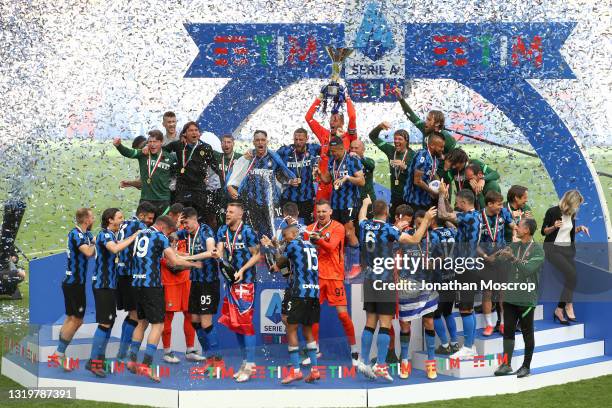 The FC Internazionale team celebrates with the Scudetto following the Serie A match between FC Internazionale Milano and Udinese Calcio at Stadio...