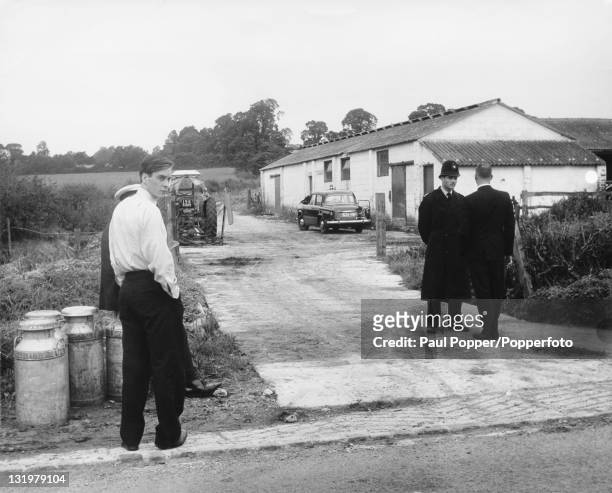 Police officers and detectives at the entrance to Leatherslade Farm in Buckinghamshire, the hideout for The Great Train Robbers, 14th August 1963.