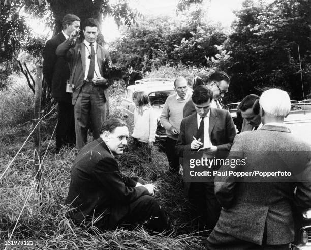 Police detectives at Leatherslade Farm in Buckinghamshire, the hideout for The Great Train Robbers, 13th August 1963. Seated on the left is Detective...