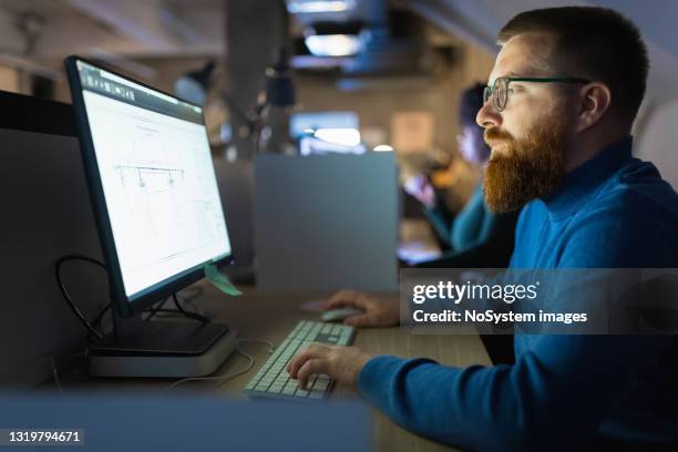 jeune architecte travaillant tard dans le bureau - autocad photos et images de collection