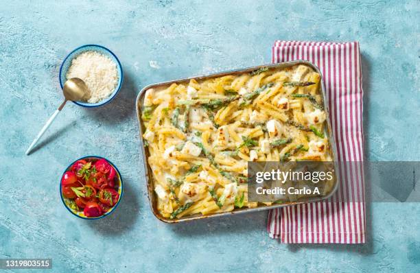 baked pasta with asparagus and feta - casserole stock-fotos und bilder