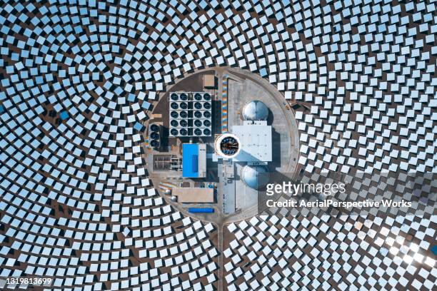 vue de point de drone des panneaux solaires et thermiques - thermal image photos et images de collection