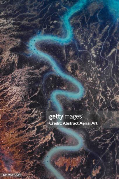 drone shot looking directly down on a winding river, iceland - snake river stock-fotos und bilder