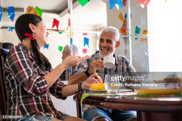 vader en dochter die koffie drinken - heritage celebration inside stockfoto's en -beelden