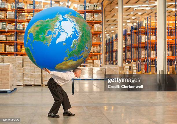 Homme Dge Mr Tenant Grand Blue Ball Sur Son Dos, Photo