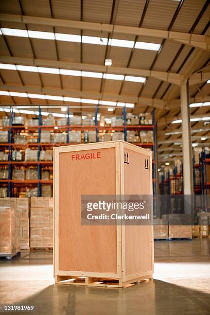 caja de madera en el almacén - frágil fotografías e imágenes de stock