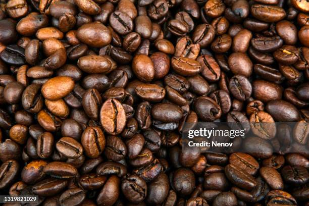 close-up of coffee beans background - rohe kaffeebohne stock-fotos und bilder