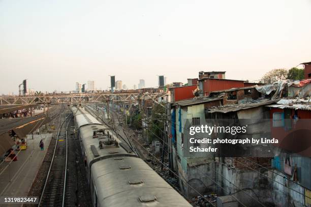 living next to the railroad station in mumbai india - indian slums fotografías e imágenes de stock