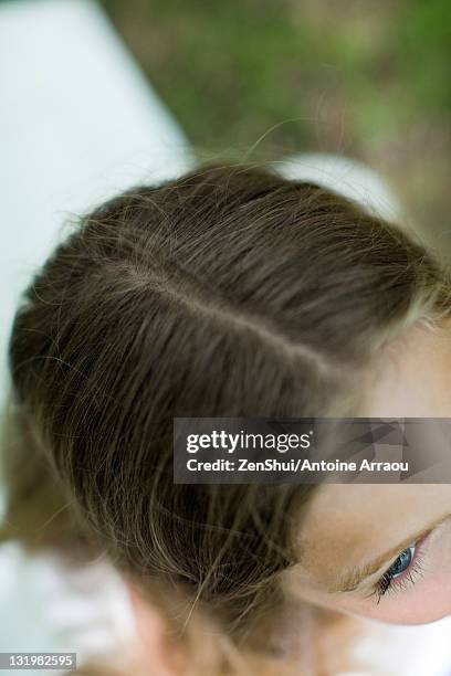 woman with hair parted, directly above - hair parting stockfoto's en -beelden