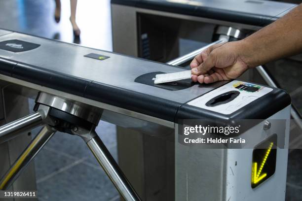 electronic turnstile opening by magnetic card - door close button stockfoto's en -beelden