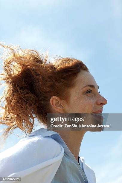 woman smiling outdoors, profile - visage caché par les cheveux photos et images de collection