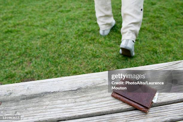 wallet left on park bench - parte inferior imagens e fotografias de stock