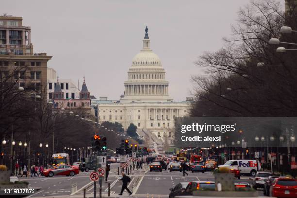 washington dc capitool en pennsylvania avenue - dc skyline stockfoto's en -beelden