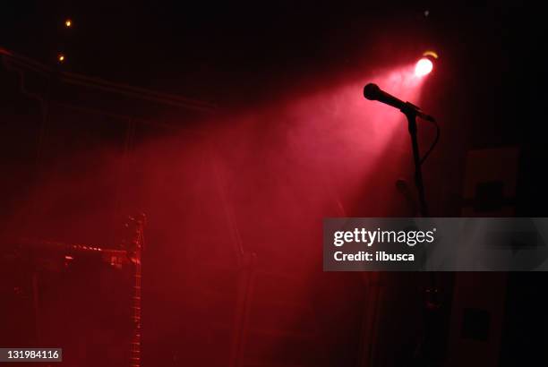 live-konzert nacht bühne mit licht - guitar amp stock-fotos und bilder