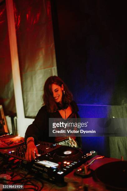 young and attractive female deejay enjoys her music - arts culture and entertainment photos et images de collection