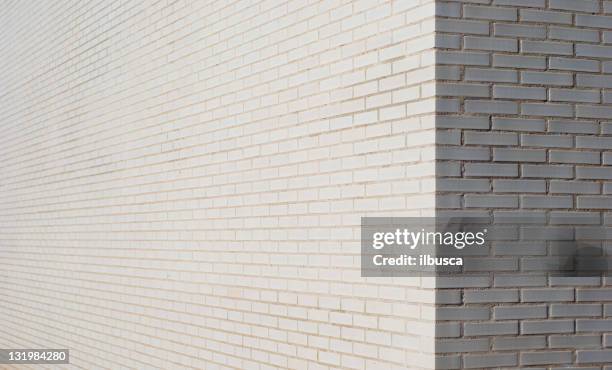 white brick wall corner - street wall stockfoto's en -beelden