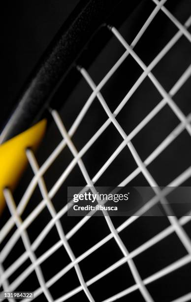 squash de tenis sobre fondo negro - squash racquet fotografías e imágenes de stock