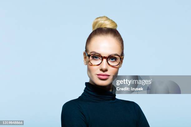 headshot van zekere elegante vrouw - bril brillen en lenzen stockfoto's en -beelden