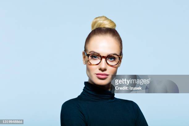 headshot de mulher confiante elegante - coque cabelo para cima - fotografias e filmes do acervo