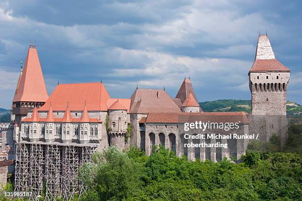 castle hunedoara, romania, europe - hunedoara foto e immagini stock