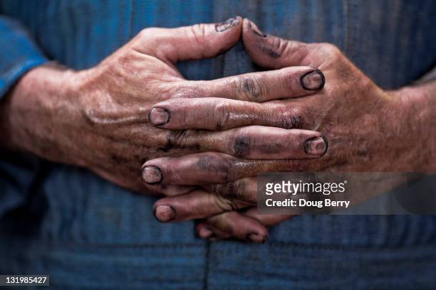 close up of caucasian mechanic's dirty hands - irréductibilité photos et images de collection